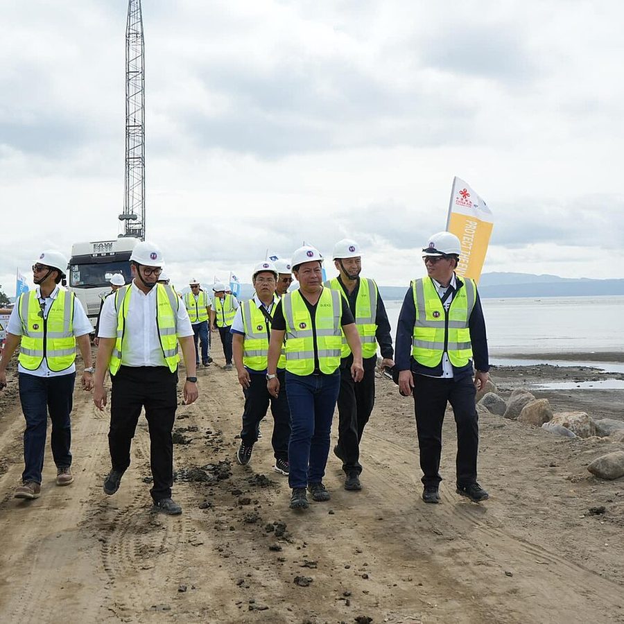 Cuadrilla construyendo un canal de drenaje con maquinaria